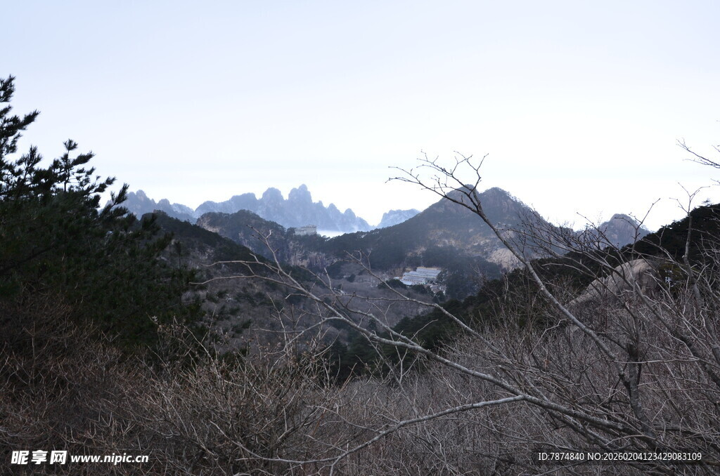 山间景致 远观巍峨山脉