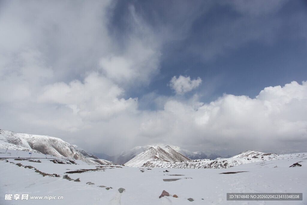 雪山云海壮丽风光