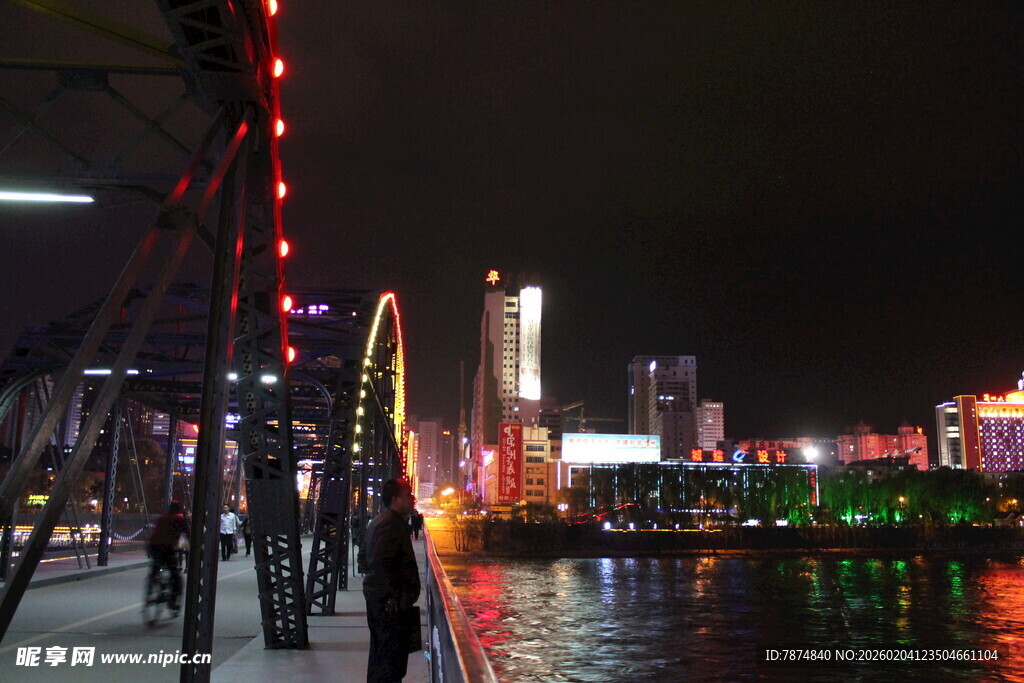 城市璀璨夜景下的河畔风光