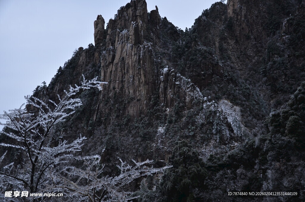 雪覆峻峭山峰