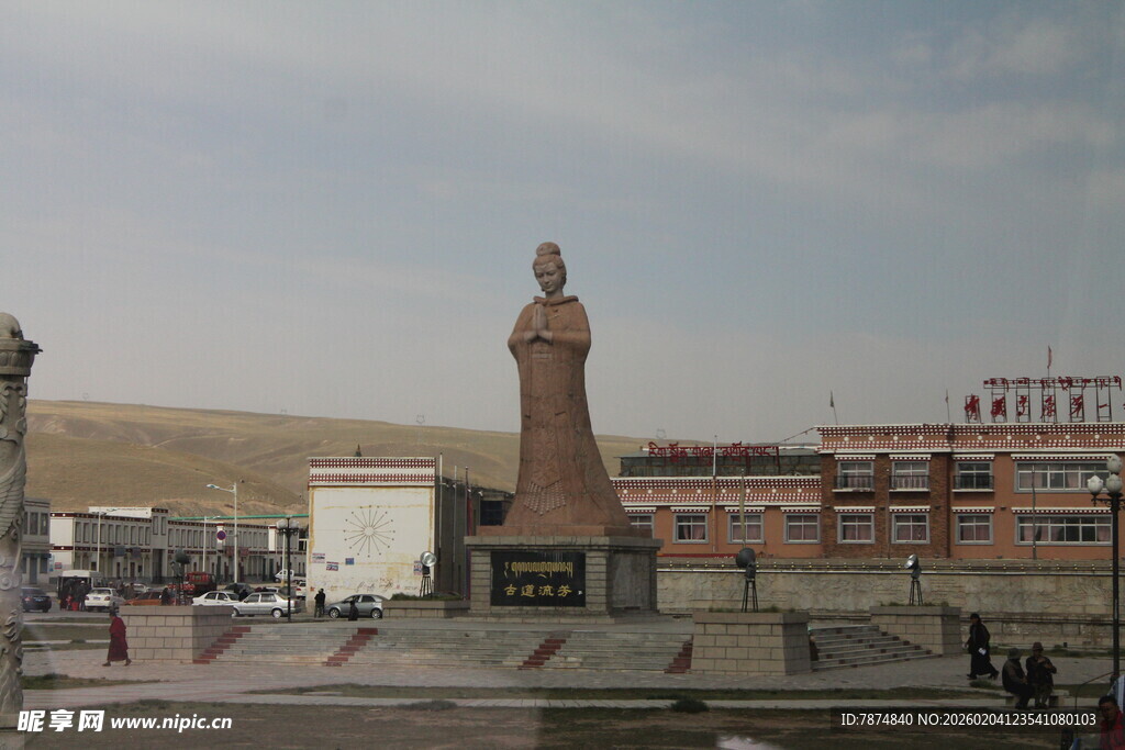 广场上的纪念碑建筑