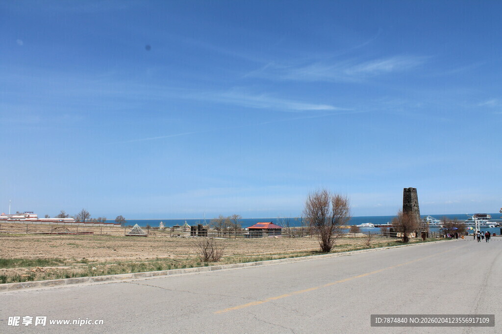 空旷公路旁的蓝天与景物