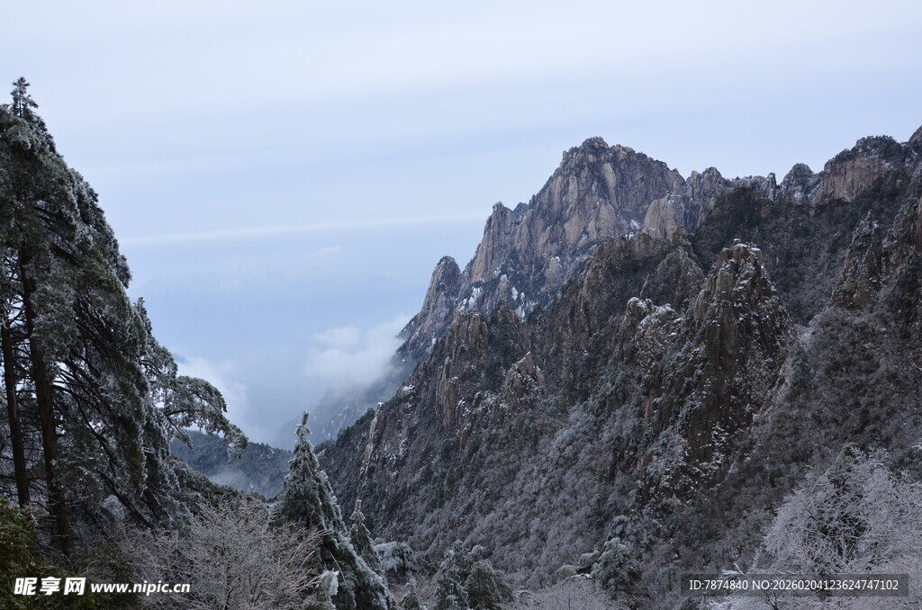 雪覆山峦壮丽自然景观