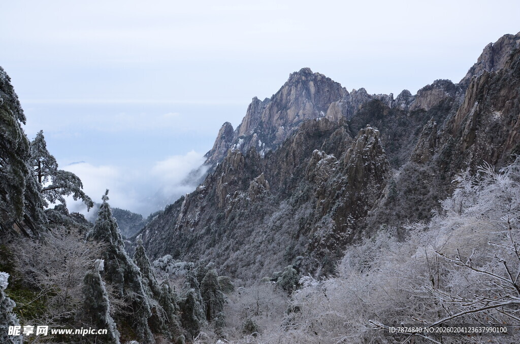 雪覆山峦美景