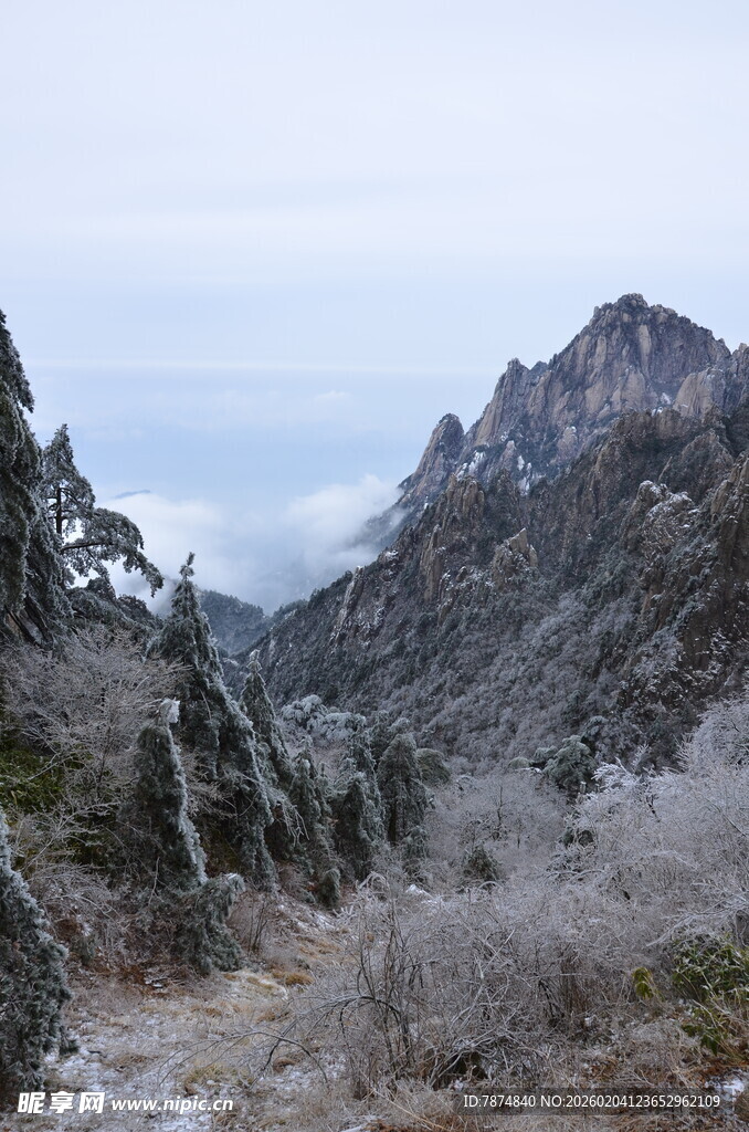 巍峨山峦间的冬日景致