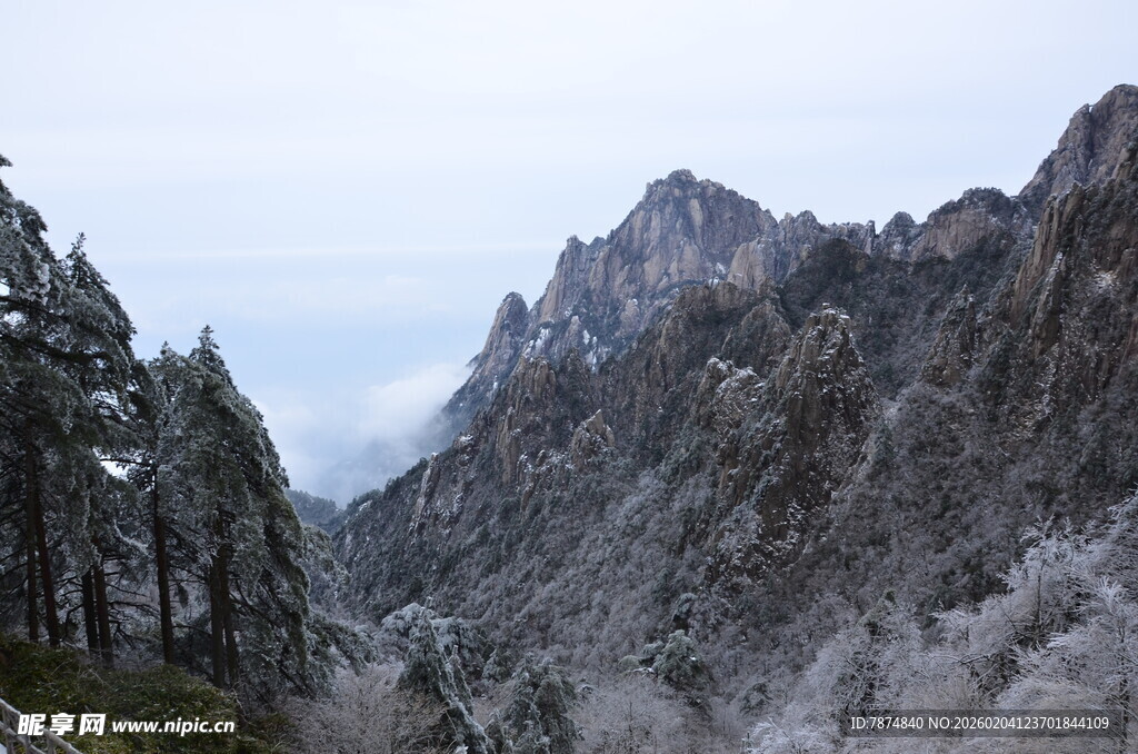 雪覆山峦壮丽景色