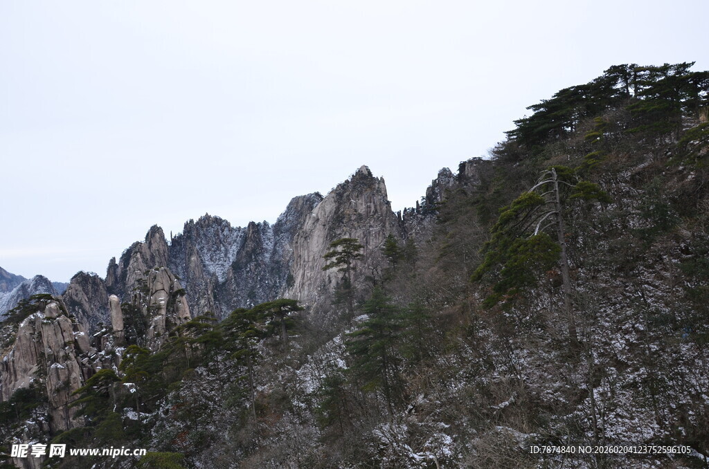 巍峨险峻的壮丽山峰