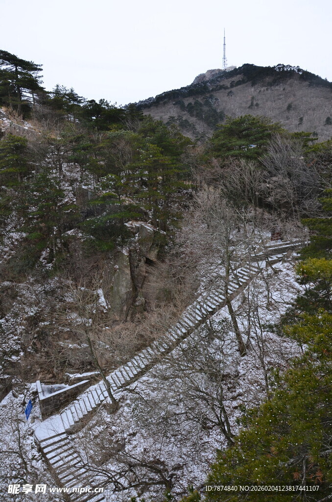 山间雪景中的蜿蜒小道