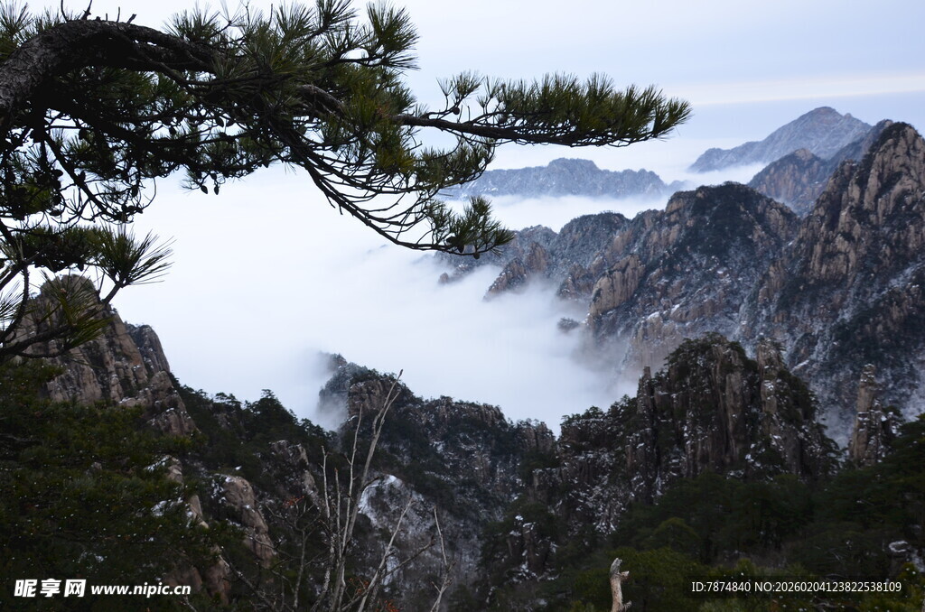 黄山云海中的壮美山峦