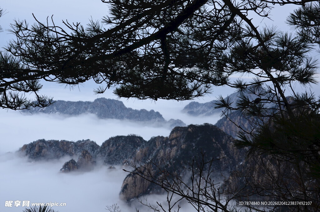 雪覆山峦云雾缭绕美景
