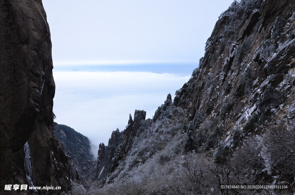 雪覆山峦间的壮阔景致