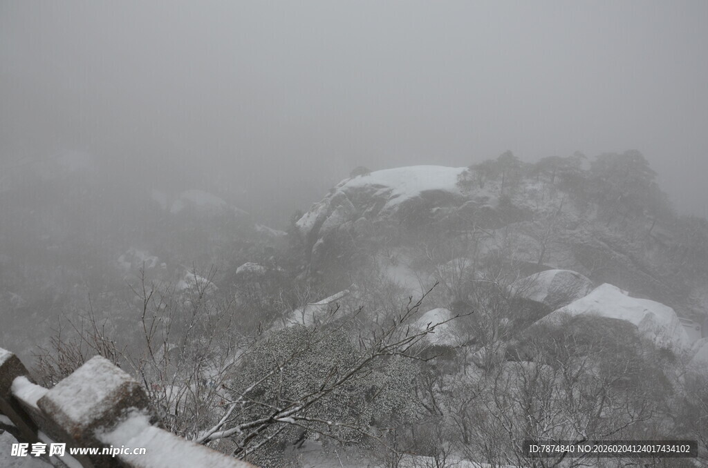 雪覆山峦的朦胧景致