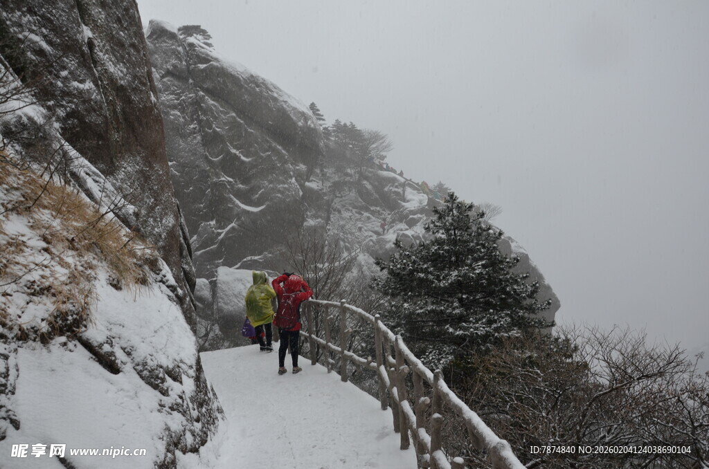 雪中山间徒步者