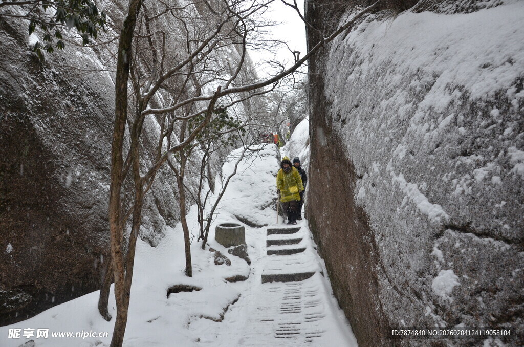 雪覆山间小径 静谧之景