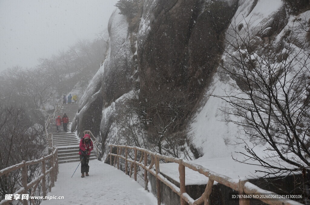 雪中山间栈道徒步景象