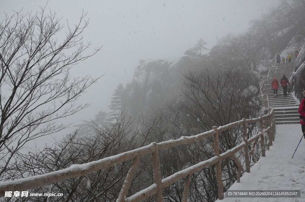 雪中山间步道上的独行者