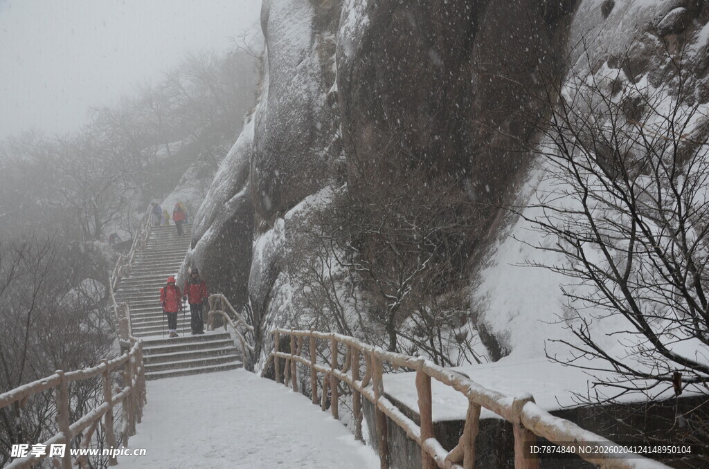 雪中山间栈道上的行人