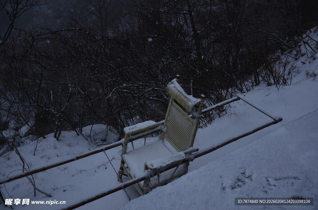 雪地中的老旧物件