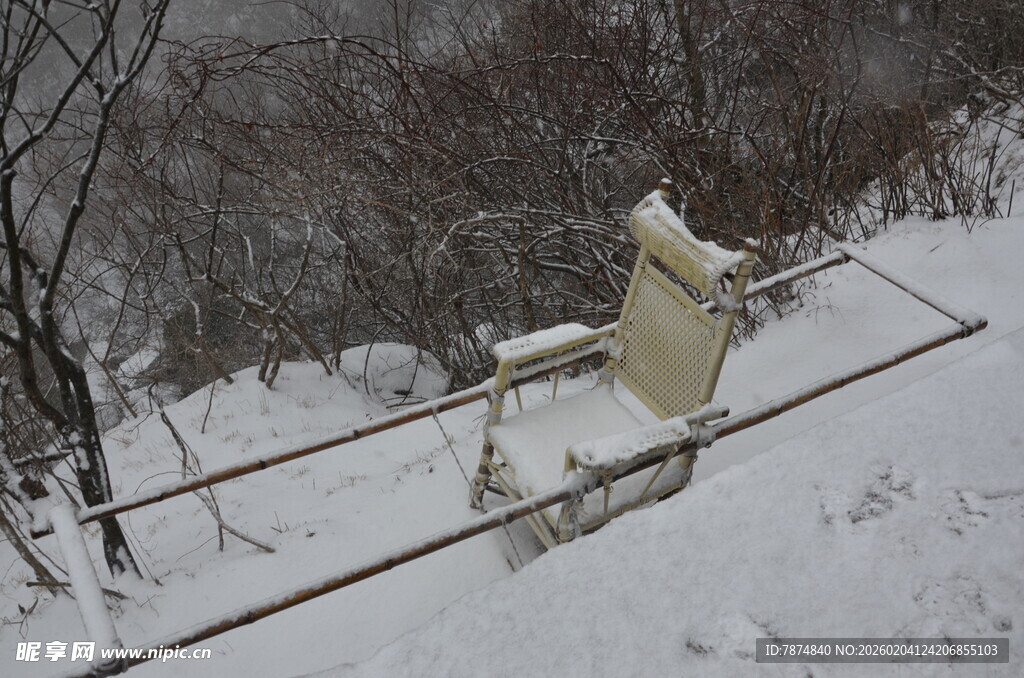 雪地中的老旧木制雪橇