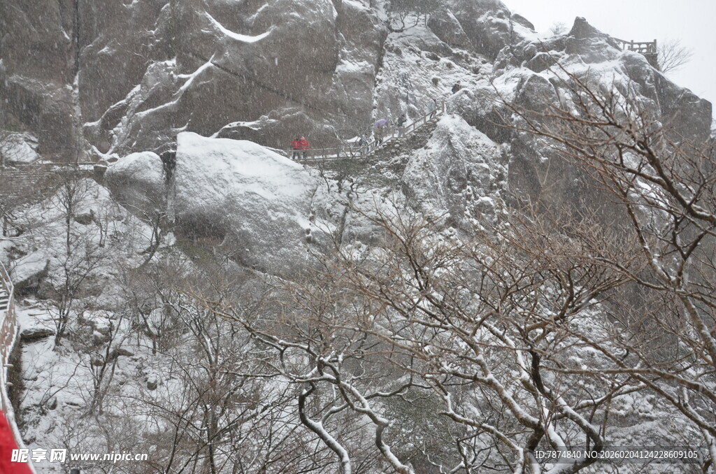 雪覆山峦景象