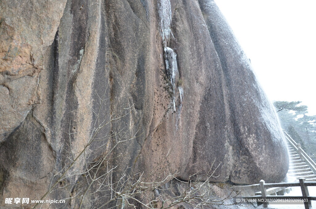 陡峭岩壁上的攀登者
