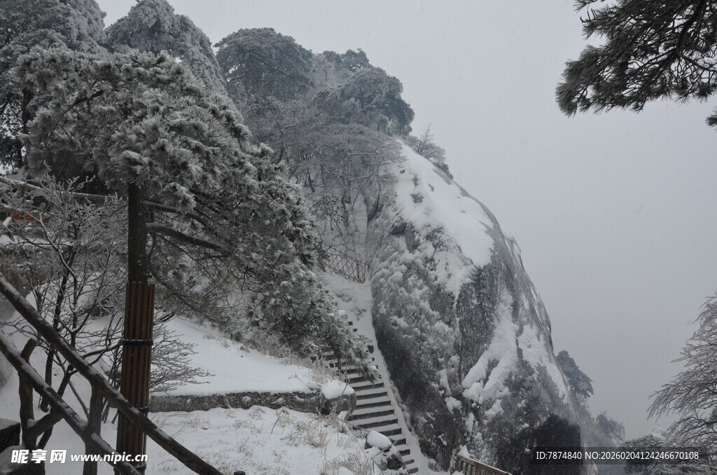 雪覆山峦的险峻栈道景观