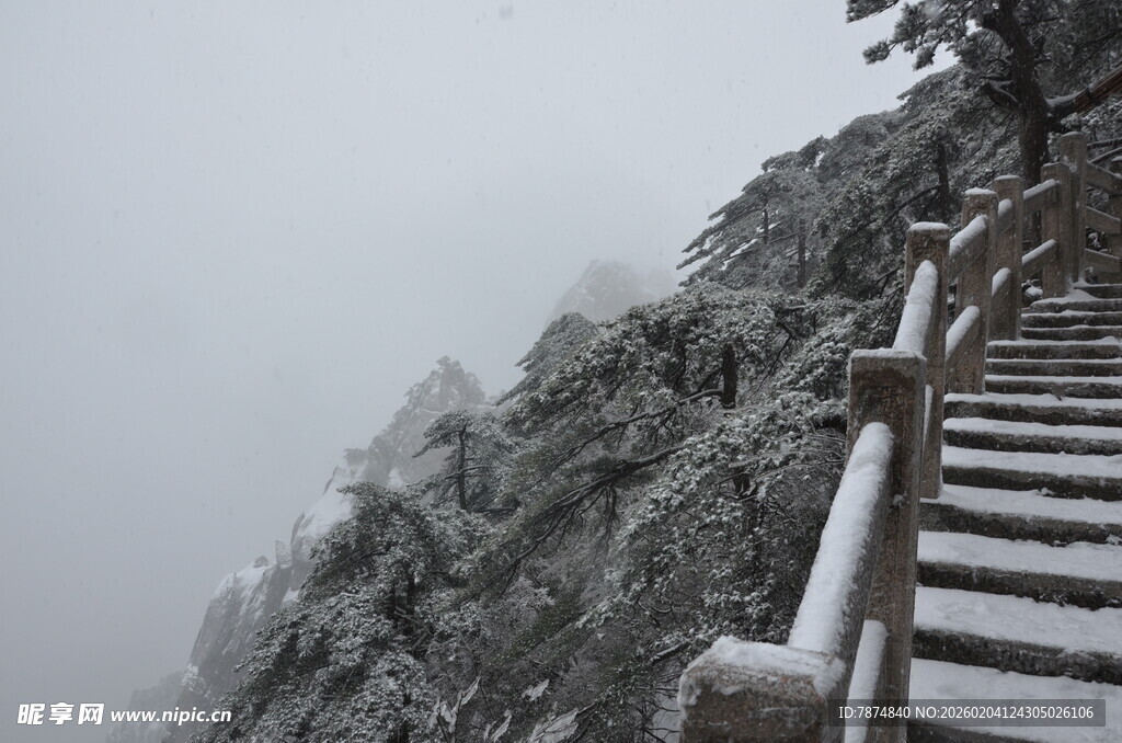 雪覆山间栈道