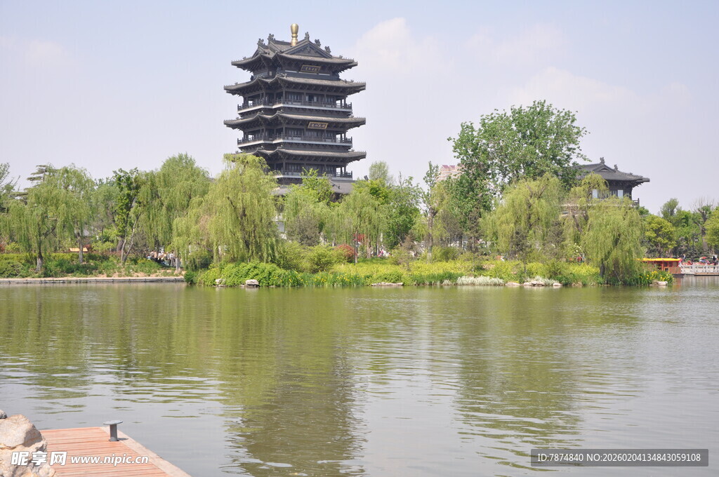 湖畔古亭与秀丽湖景