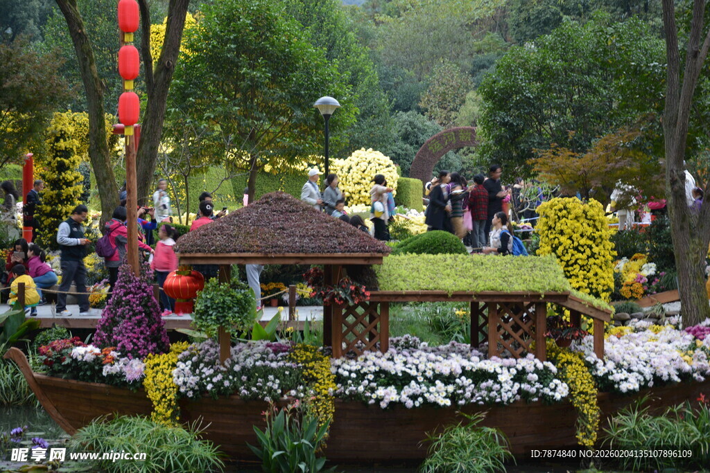 公园热闹的节日花卉景观