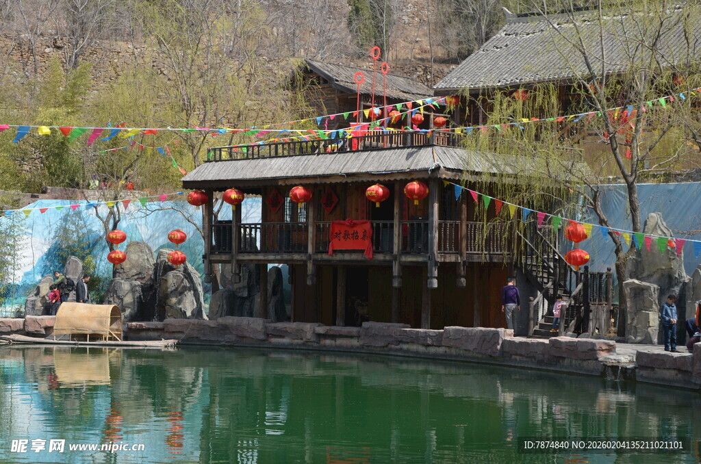 水乡古船 红灯点缀的景致