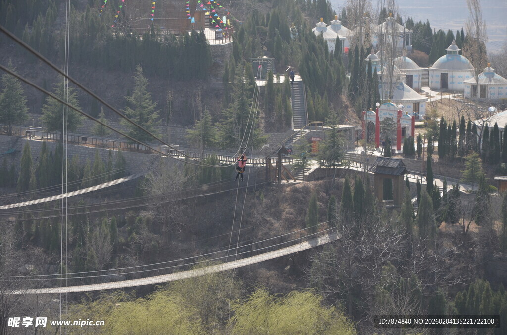 山间蜿蜒公路与葱郁树林