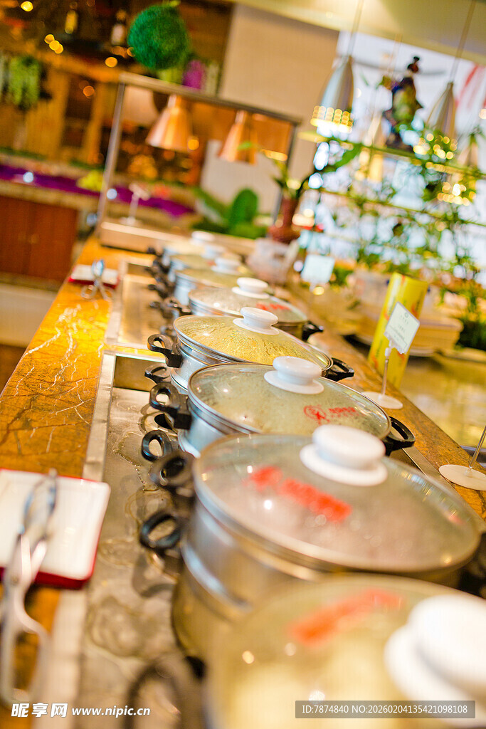 自助餐厅丰富美食陈列