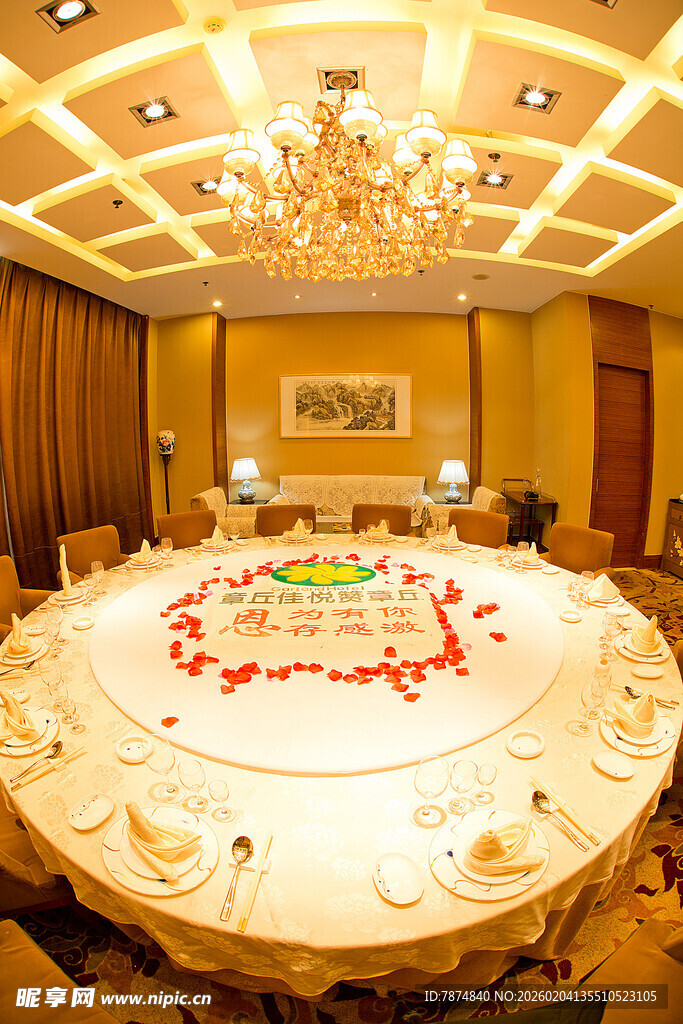 豪华中式宴会大圆桌布置
