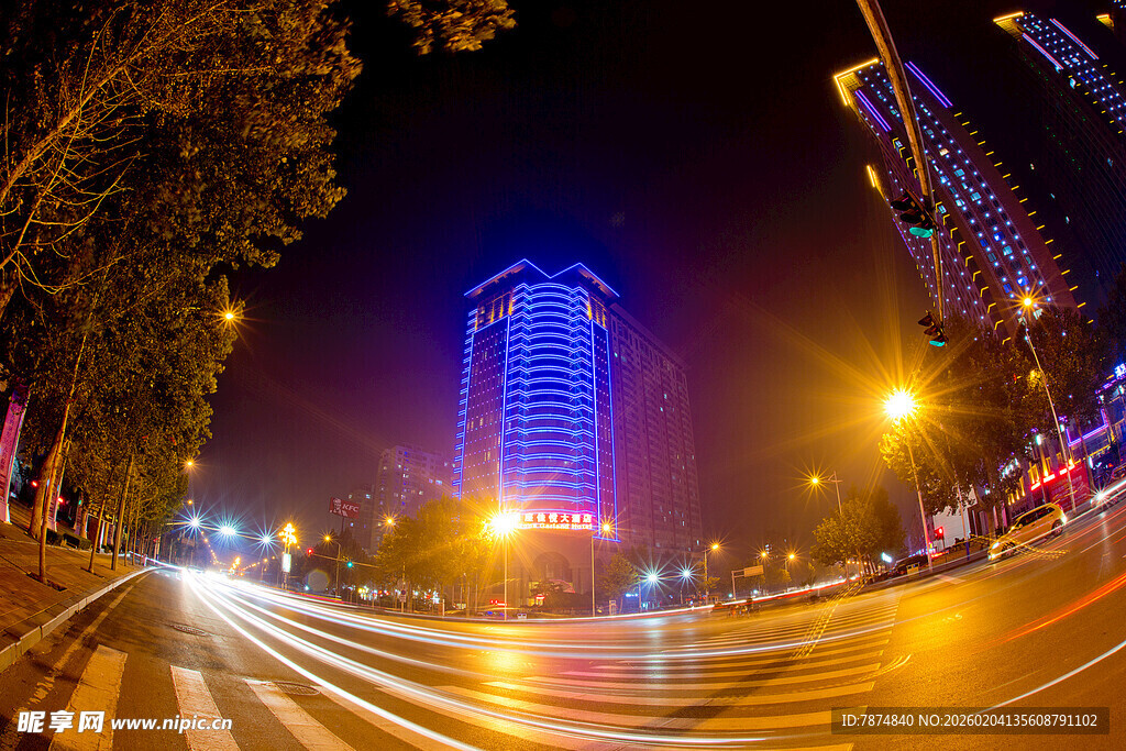 城市夜景中的绚丽高楼