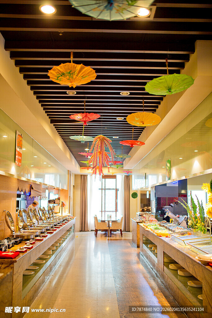 多彩风筝装饰的室内长廊