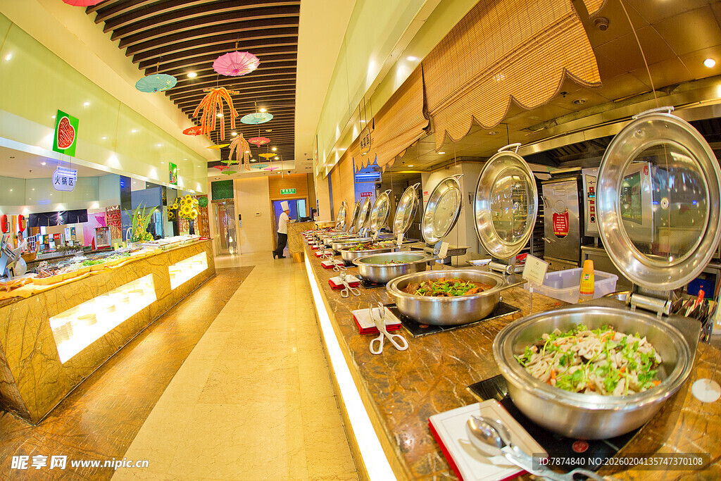 自助餐厅丰富美食陈列