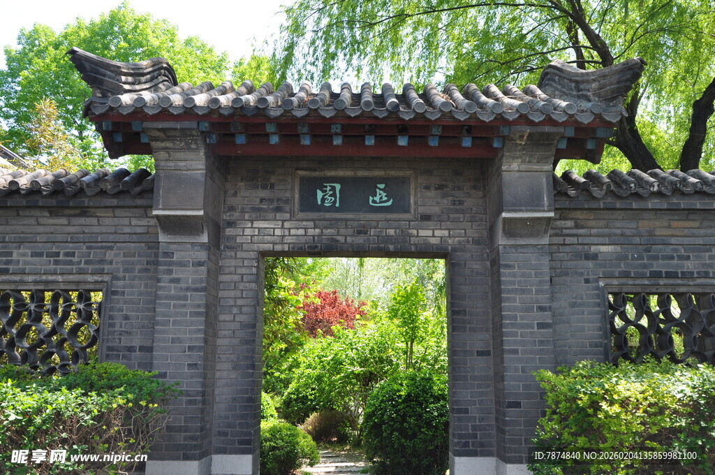 中式古门楼 绿意环绕景致