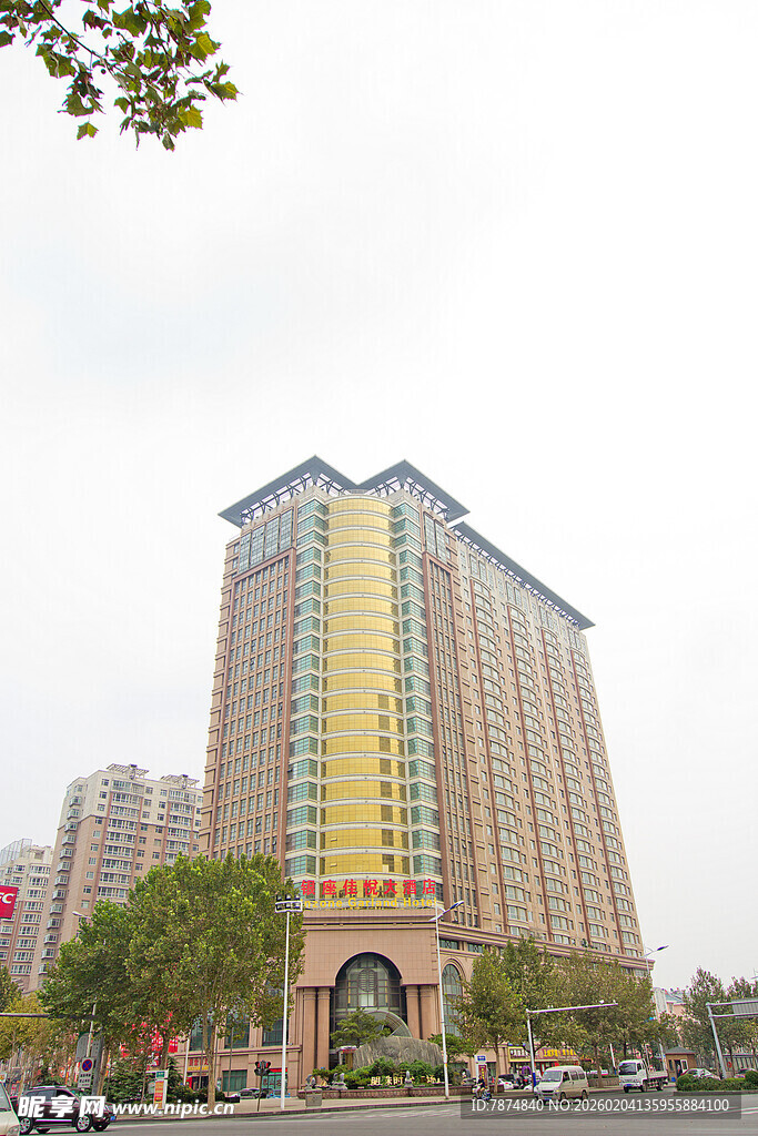 城市中高耸的现代化酒店