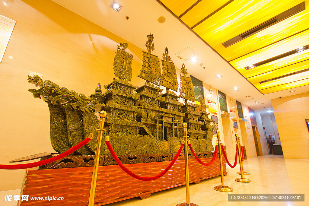 古代战船模型展示于室内