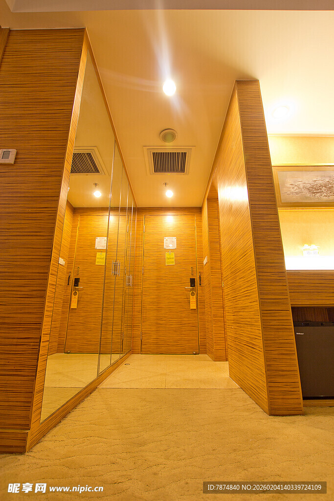 现代木质风格电梯厅空间