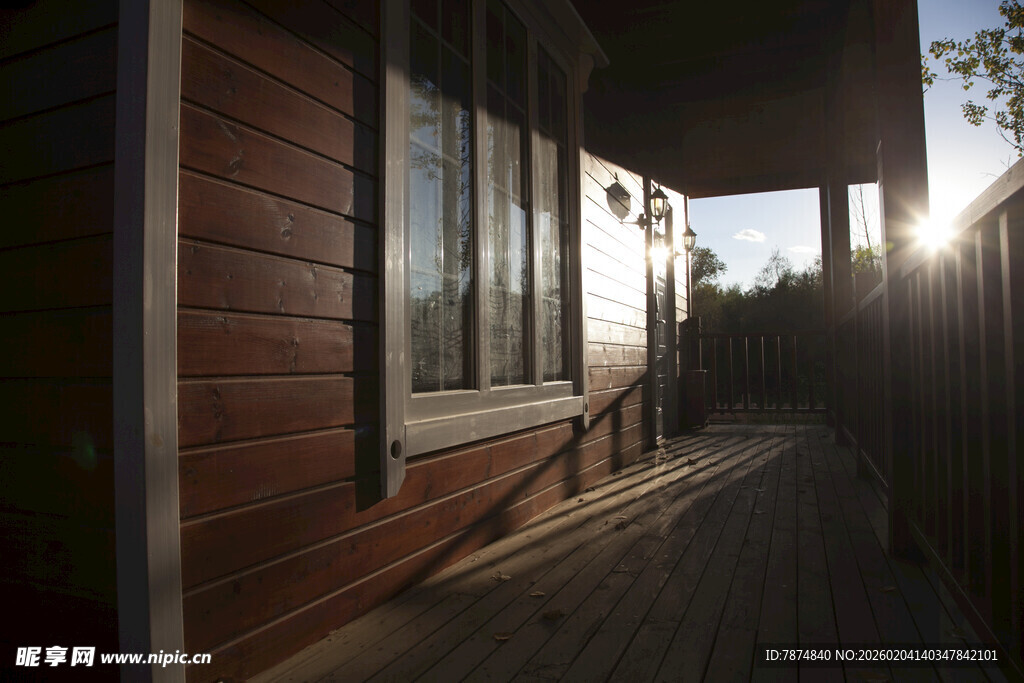 夕阳下的木屋走廊
