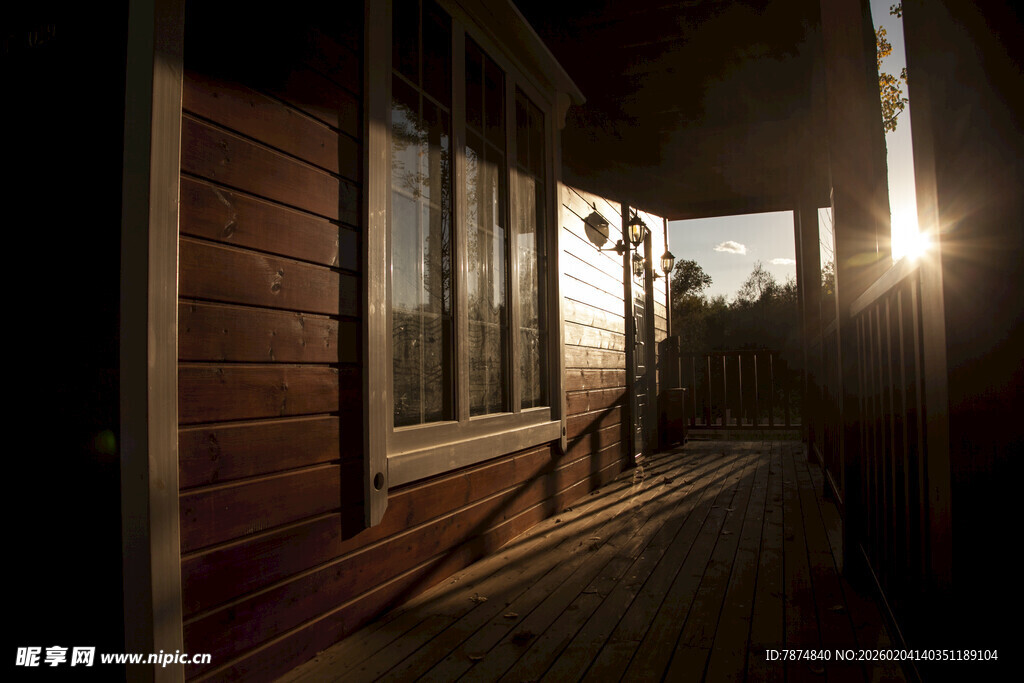 黄昏下的木质小巷景致