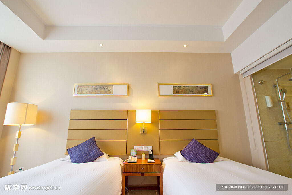 温馨双床酒店客房场景