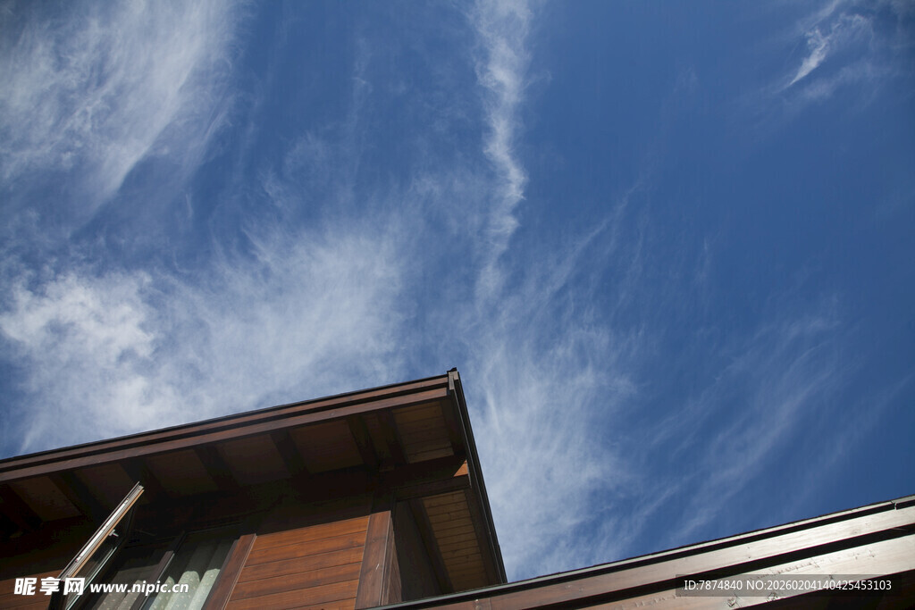 屋顶之上的蔚蓝天空