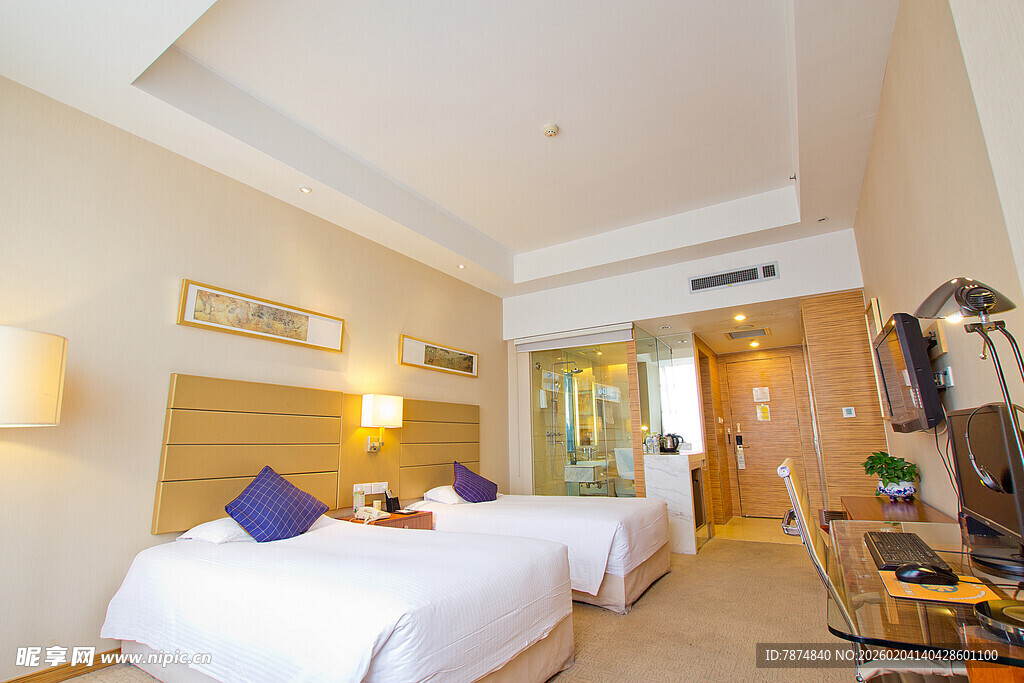 温馨双床酒店客房场景