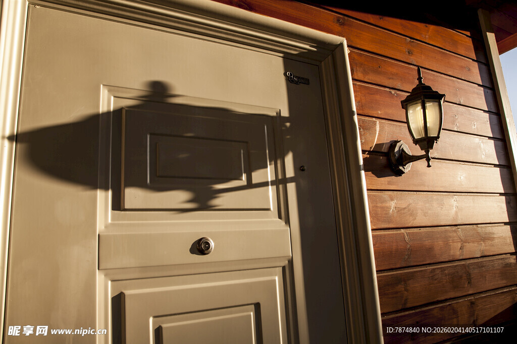 门旁壁灯投射的独特阴影