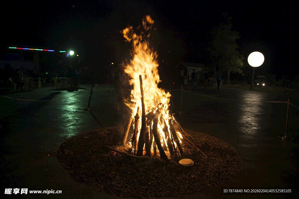 夜晚篝火熊熊燃烧景象