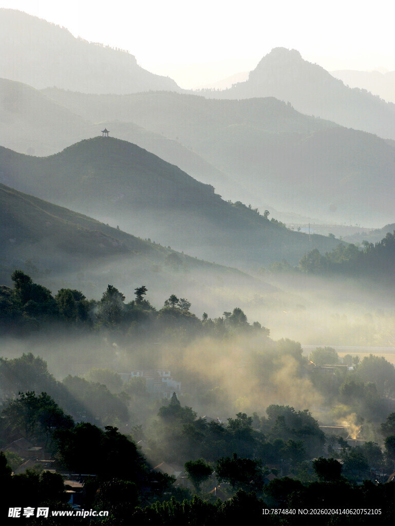 山间晨雾缭绕的壮美景色