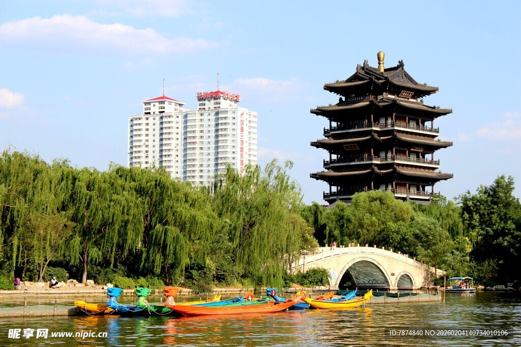 湖畔古楼与多彩游船美景