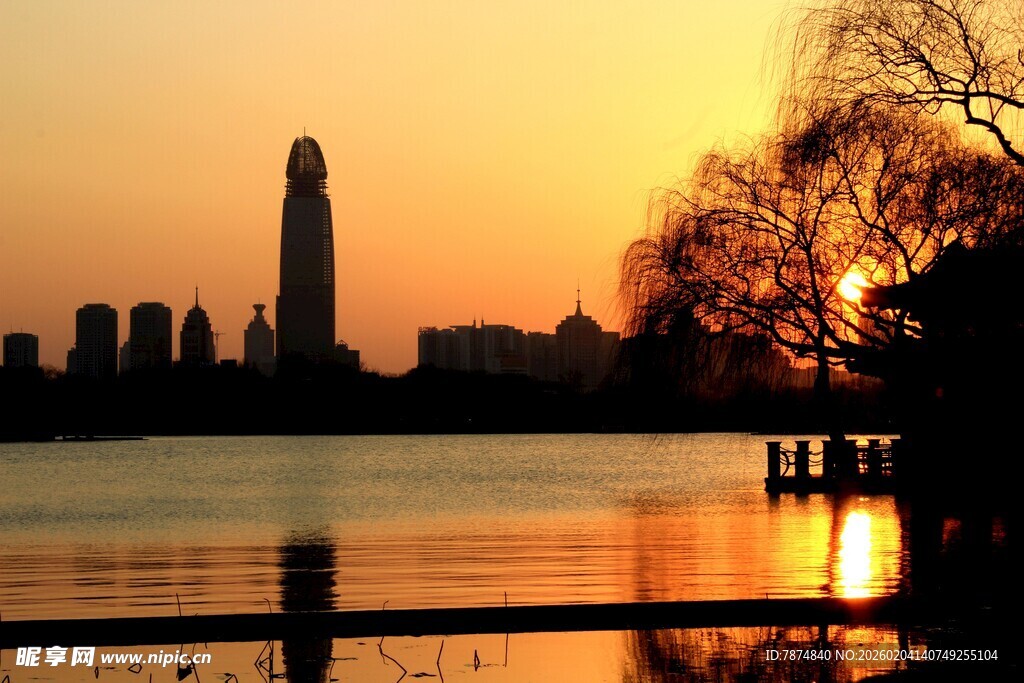 湖畔夕阳下的城市天际线